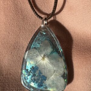 AMULET Z SUSZONYM KWIATEM